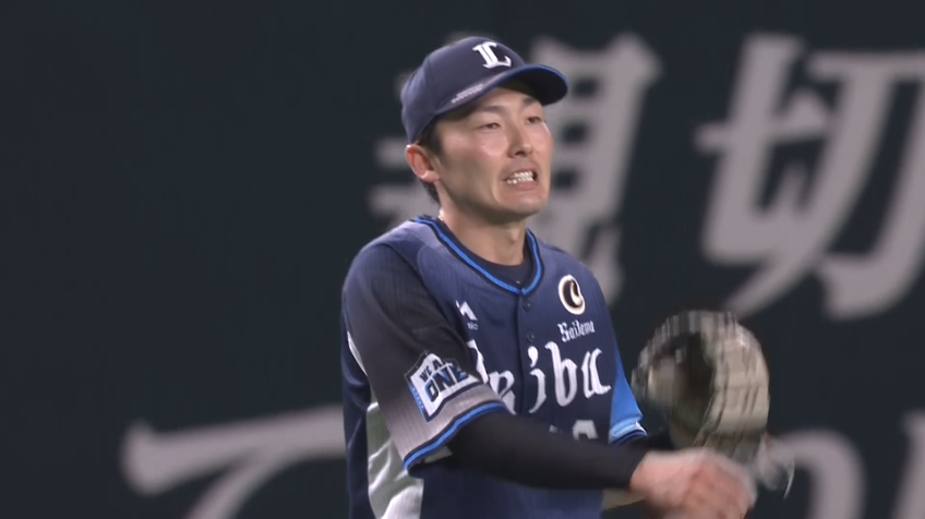 2回裏・L源田壮亮 たまらん守備!! ショートの深い位置に飛んだ打球を逆シングルで華麗にさばく!!