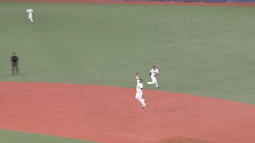 5回表・B T-岡田 華麗な守備!! フライを軽やかにジャンピングキャッチ!!