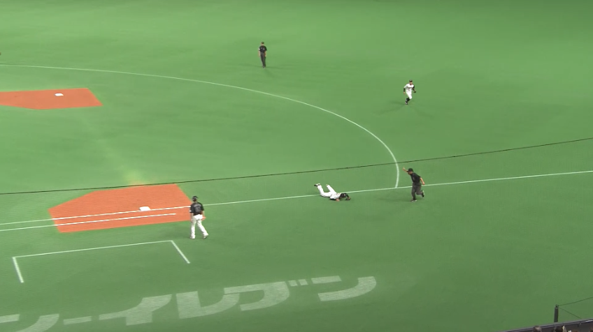 6回表・F清宮幸太郎 一塁線の打球をダイビングキャッチ!!