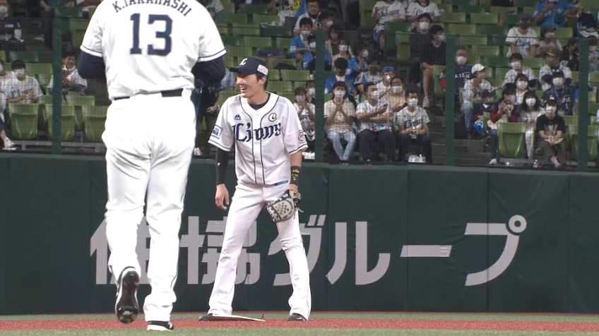 7回表・L源田壮亮 さすがの守備!! 折れたバットが飛んでくるも、難なく捌く!!