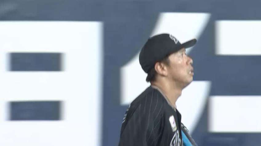 5回裏・M角中勝也 後方のフライをランニングキャッチ!! 守備でもチームを盛り立てる!!