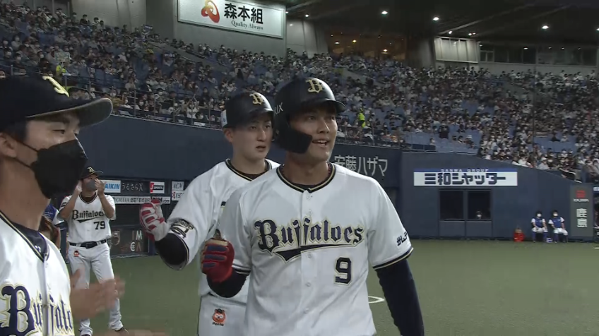 7回裏・B野口智哉 ファン待望の一発!! 嬉しいプロ初ホームラン!!