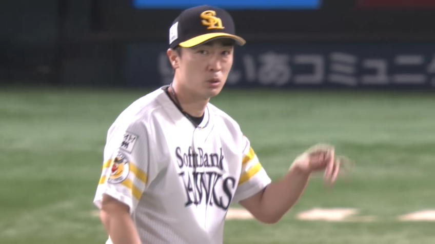 1回表・H和田毅 見事な牽制で1塁ランナーをアウトに!!