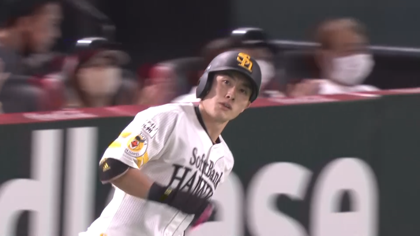 3回裏・H周東佑京 スピードスター!! セーフティーバントで出塁!!