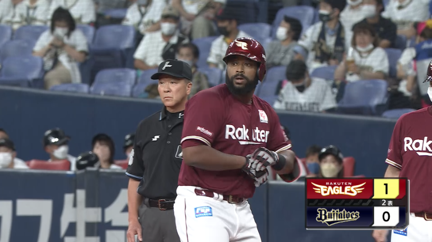 2回表・Eギッテンス 粘って9球目をセンターへ!! 先制のタイムリーヒット!!