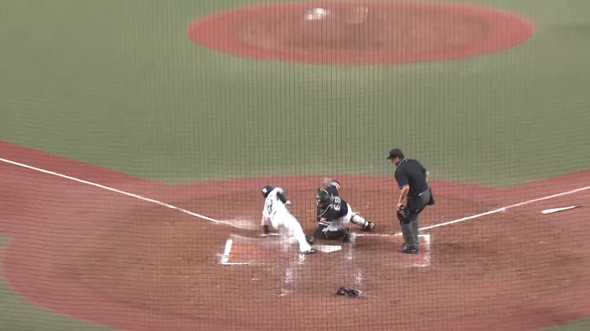 8回裏・H今宮健太 これ以上点は与えない!! 素晴らしい送球でホームタッチアウト!!