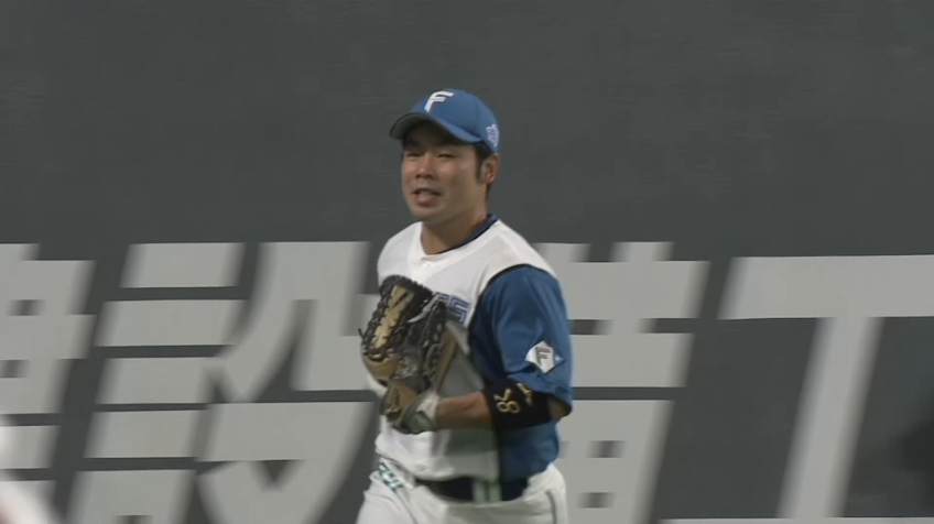 4回表・F近藤健介 地面すれすれでキャッチ!! 攻守で活躍を見せる!!