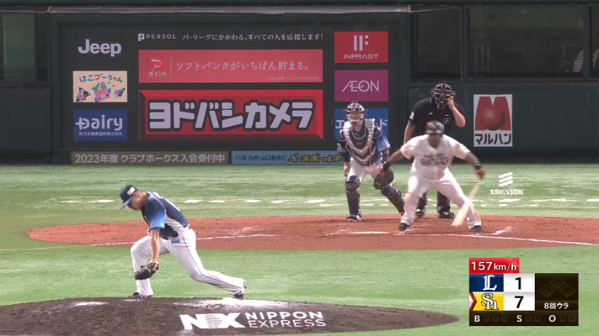 8回裏・L平良海馬 珍捕球!? 股の間で捕球する好プレー!!