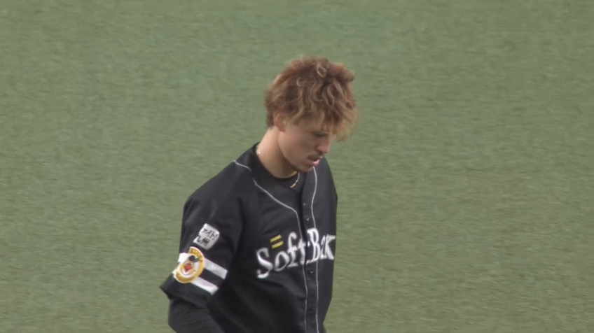 3回裏・H三森大貴 センターに抜けそうな打球に飛び込んで好捕する、ファインプレー!!