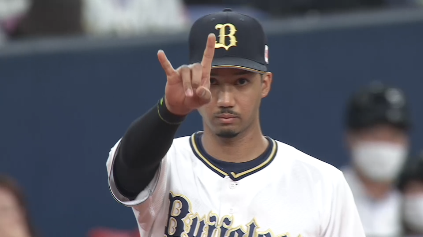 4回表・B宗佑磨 ライナー性の打球に反応し、好捕するファインプレー!!