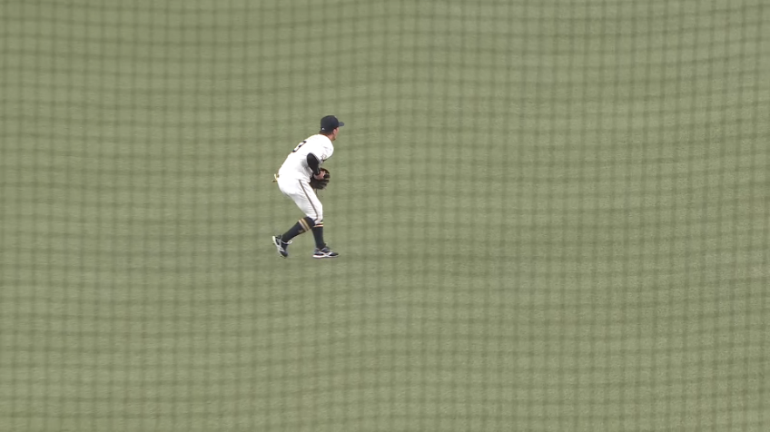 2回表・B安達了一 不規則な変化をする打球に見事に反応しナイスキャッチ!!