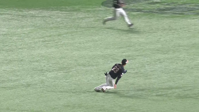 4回表・H周東佑京 センター前へ落ちそうな打球に追いつく軽やかなスライディングキャッチ!!