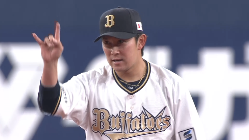 2回表・B西野真弘 痛烈な打球に飛びつきナイスキャッチ!!