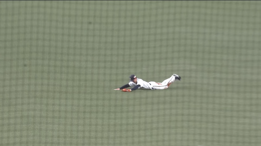 5回表・B茶野篤政 飛び込んでナイスキャッチ!!