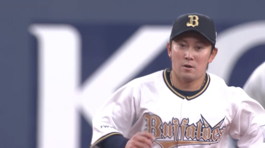 9回表・B西野真弘 抜けそうな当たりをアウトにするファインプレイ!!