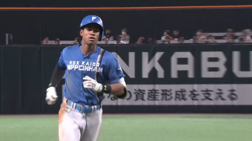 4回表・F万波中正 すぐさま反撃!! スタンド中段に飛び込む2ランホームランで同点に追いつく!!