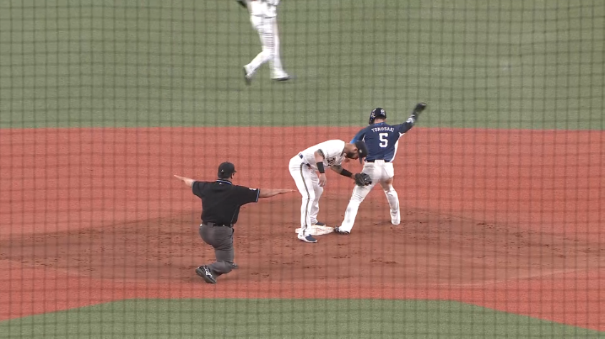 9回表・L外崎修汰 初球から盗塁を決め、チャンスを広げる!!