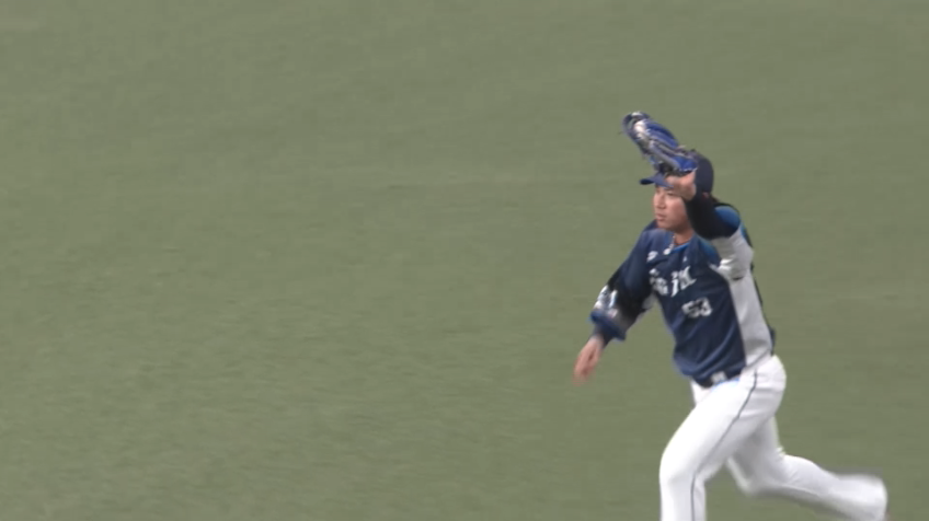 2回裏・L愛斗 スタンドに飛び込みながらファウルフライをナイスキャッチ!!