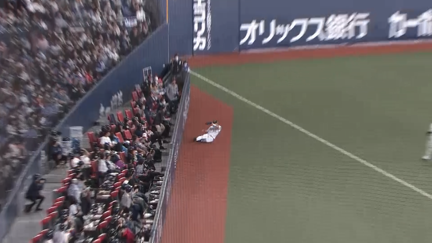 8回表・B杉本裕太郎 フェンスに近い打球をスライディングキャッチ!!