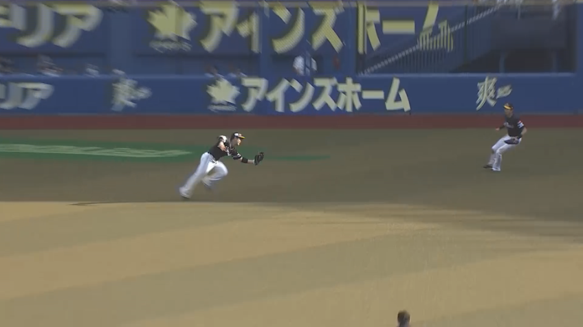 7回裏・H近藤健介 左中間の打球に腕を伸ばしてランニングキャッチ!!