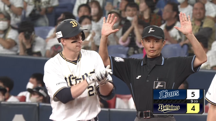 9回裏・Bシュウィンデル 三遊間を抜けるタイムリーヒット!!