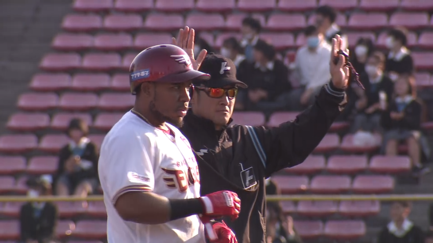 8回裏・Eフランコ レフトオーバーの2ベースヒットでチャンスメイク!!