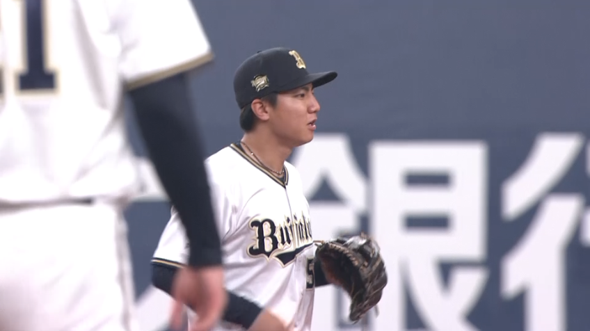 1回表・B宜保翔 二遊間へ飛んだ打球に追いつきジャンピングスロー!!