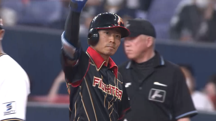 6回表・F中島卓也 体制を崩されながらもライト前へ運ぶ技ありタイムリーヒット!!