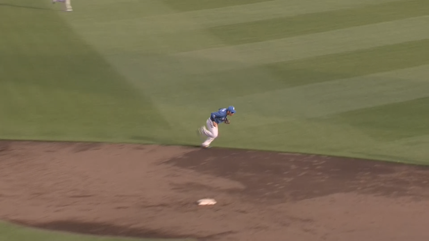 9回裏・F水野達稀 二遊間へ飛んだ打球に追いつきイレギュラーした打球に上手く合わせる好プレー!!