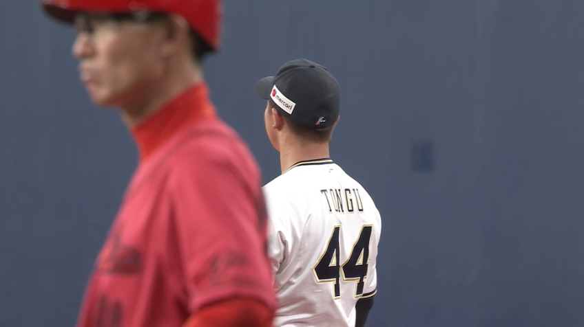 3回表・B頓宮裕真 頭上を超えそうなライナーをジャンピングキャッチ!!