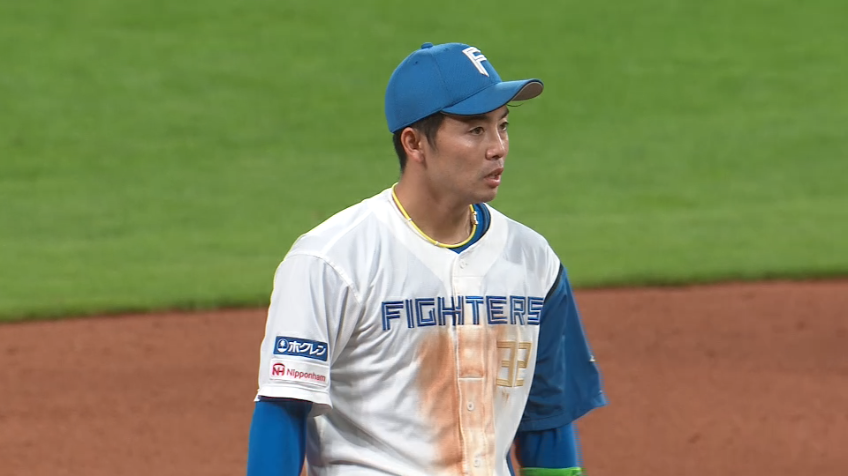 8回表・F谷内亮太 さすがの守備!! 1回転しながら正確な送球でアウトを奪う!!