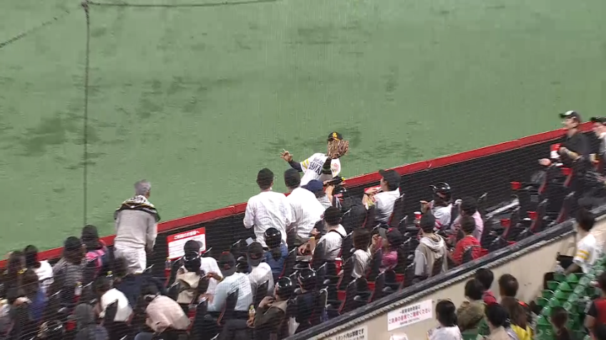 6回表・H柳町達 スタンドに身を乗り出してファウルフライをナイスキャッチ!!