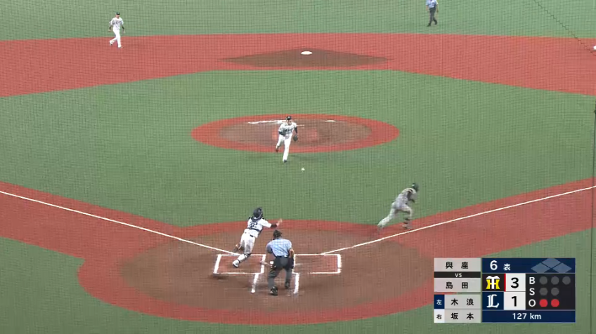 6回表・L古賀悠斗 素早い反応で浮いた球をキャッチ!! 内野安打を阻止する!!