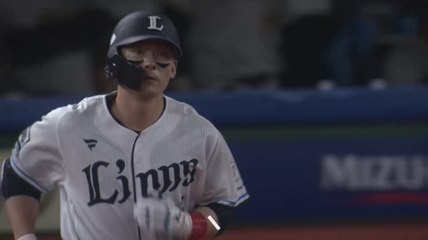 4回裏・L栗山巧 今シーズン第1号となるライトスタンドへのソロホームランを放つ!!