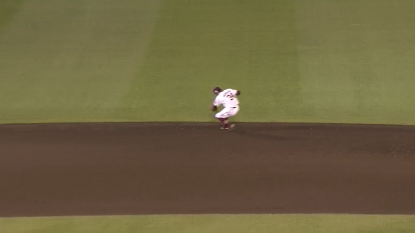 7回表・E山崎剛 三遊間に飛んだ打球に追いつき素早い送球でアウトにする!!