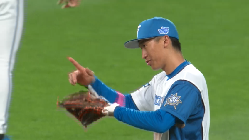 1回表・F加藤豪将 一二塁間に飛んだ打球を華麗にさばきダブルプレーを完成させる!!