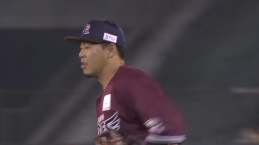 5回表・E浅村栄斗 チームを救う好守!! 1回転をしながらの送球でピンチを切り抜ける!!
