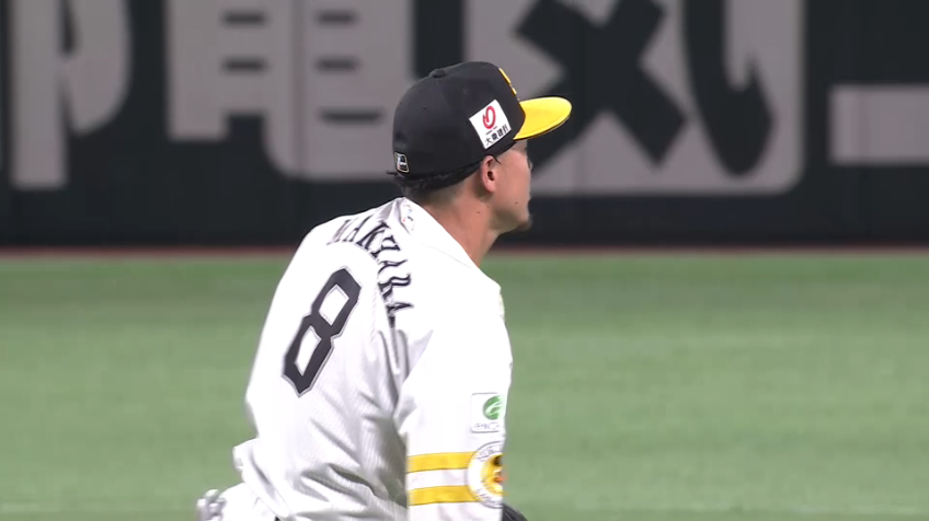 4回表・H牧原大成 ボテボテの打球をランニングスロー!! 守備からチームを盛り上げる!!