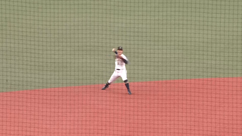 7回表・B野口智哉 三遊間寄りの打球を流れるような動きでアウトを奪う!!