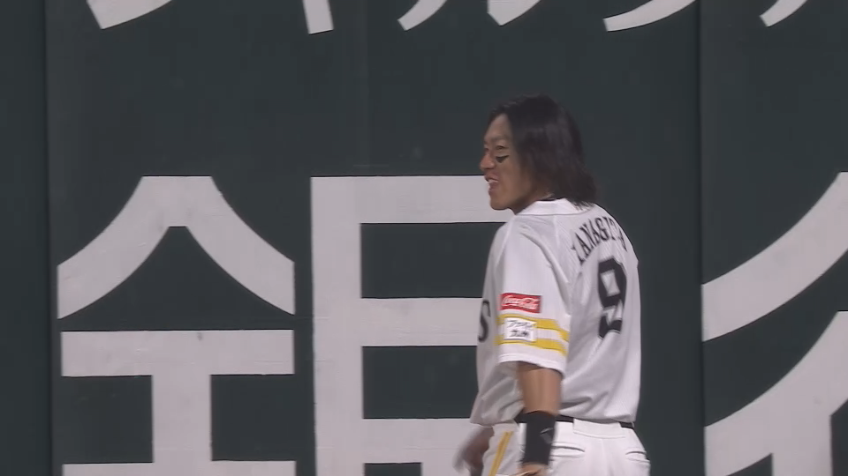 3回表・H柳田悠岐 長髪をなびかせる!! 見事なランニングキャッチで先頭打者の出塁を阻止!!