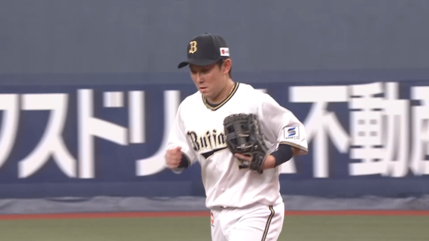 4回表・B西野真弘 軽快な守備!! ボテボテの当たりを華麗な動きでランニングスロー!!