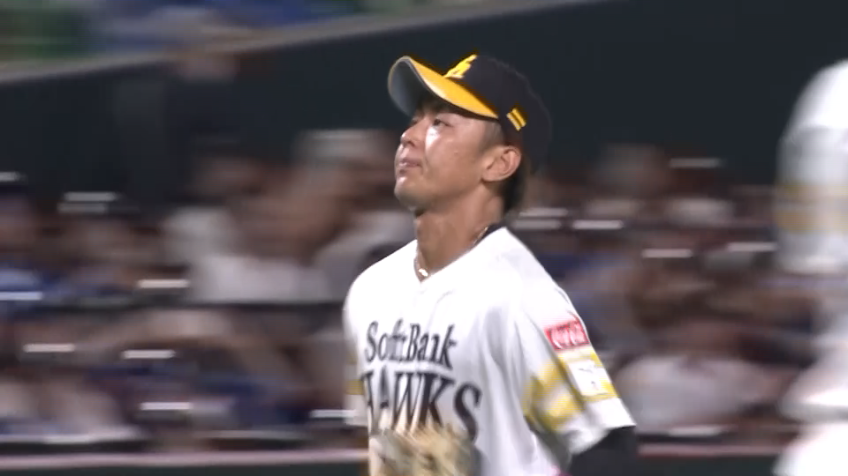 4回表・H今宮健太 流石の動き!! 弱い当たりを軽快なランニングスローで楽々アウトに!!