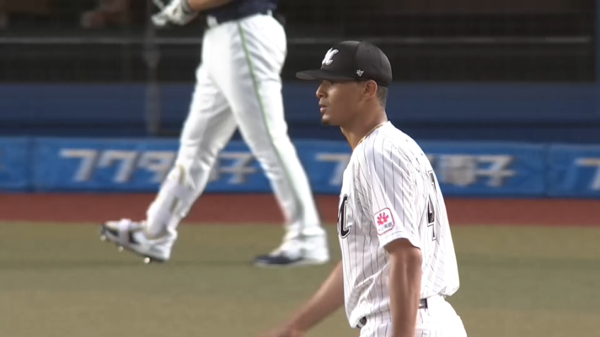 2回表・Mカスティーヨ 野手顔負けの動き!! ベアハンドからジャンピングスローでアウトを奪う!!