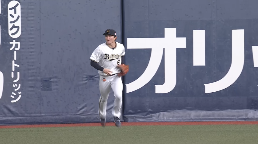 9回表・B茶野篤政 フェンス際の打球に追いついてナイスキャッチ!!