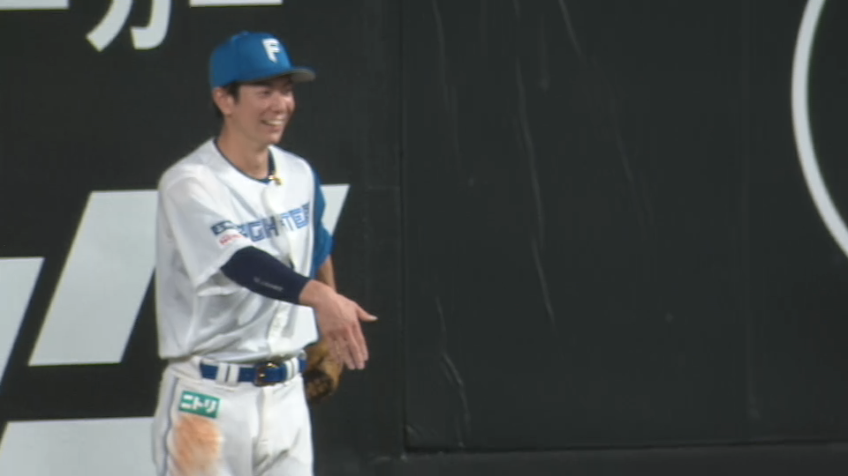 6回表・F松本剛 フェンス際の打球をジャンピングキャッチ!!