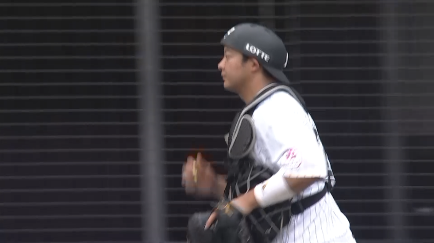 8回表・M佐藤都志也 これぞ阻止率トップの肩!! ストライク送球で盗塁を阻止!!