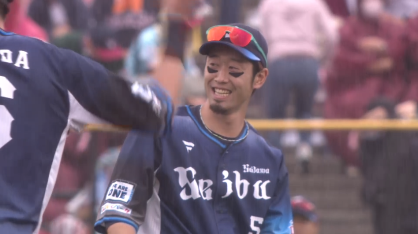 5回裏・L外崎修汰 センターへ抜けそうな打球をナイスキャッチ!!