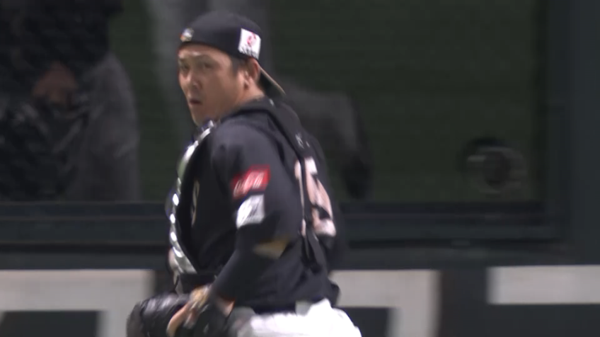 1回表・H甲斐拓也 初回から炸裂!! 投手を助ける盗塁阻止!!