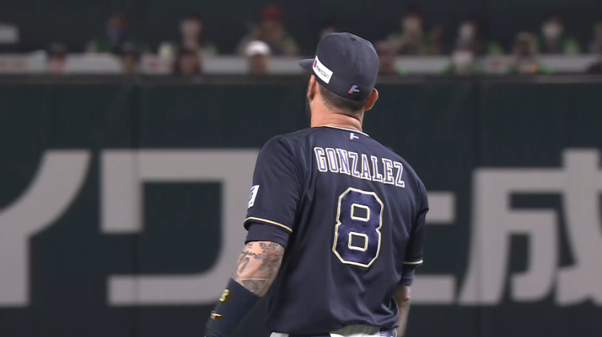 2回裏・Bゴンザレス 高いバウンドに合わせ素手で捕球!! アウトにするナイスプレー!!