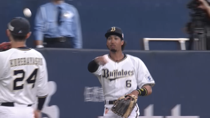 1回表・B宗佑磨 初回から高い集中力をみせる!! ファールグラウンドギリギリに飛んだ打球を見事にキャッチ!!